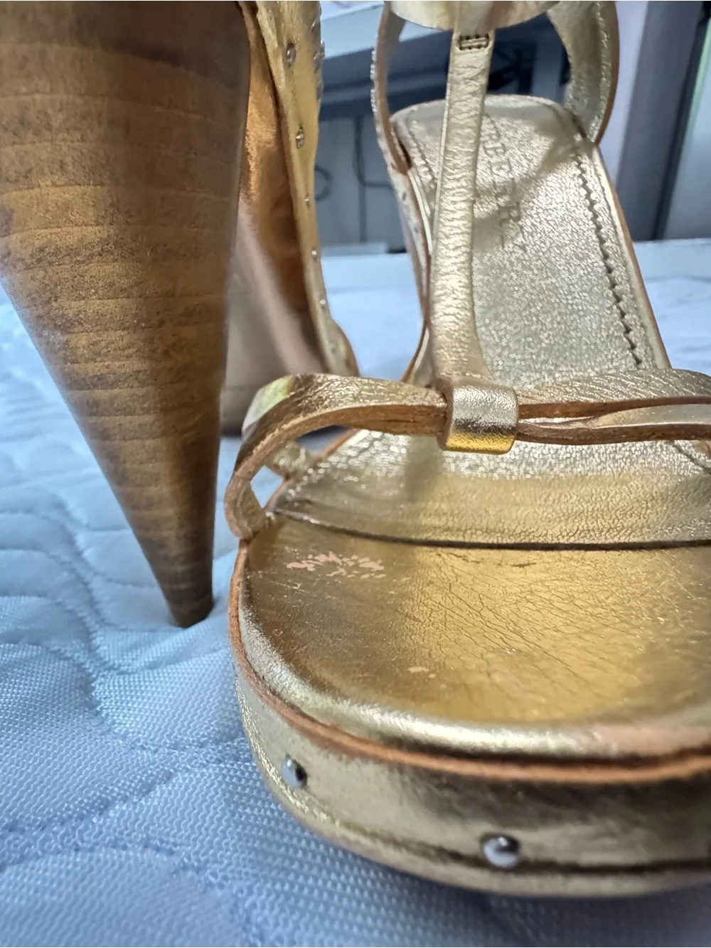 Burberry Hans 110 Runway Gold Leather T-Strap Sandals Heels EU 35